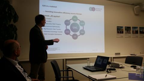 Aldo Ofenheimer giving a short introduction to Science2Society (© i2m GmbH 2018)